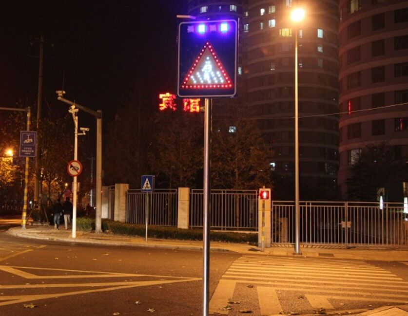 太陽能爆閃主動發光標志牌